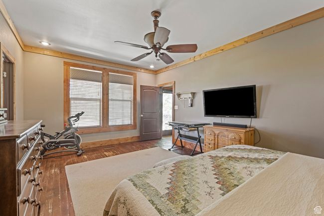 Main level primary en-suite with large walk-in closet | Image 14