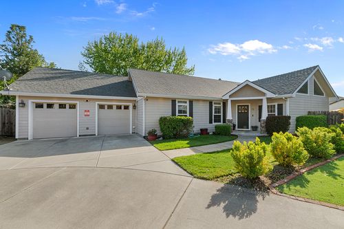 72 Pineridge Ln, Eagle Point, OR, 97524-9697 | Card Image