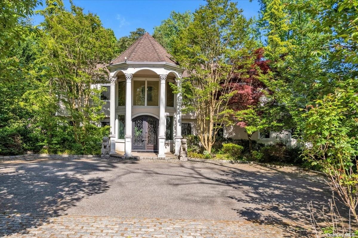 August Ln, Old Westbury, NY 11568