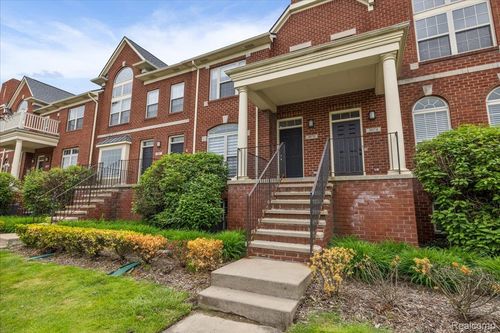 3070 Camden Dr, Troy, MI, 48084-7020 | Card Image