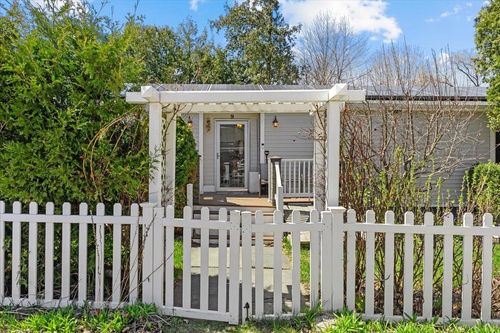 9 Railroad Ln, Shelburne, VT, 05482-7651 | Card Image