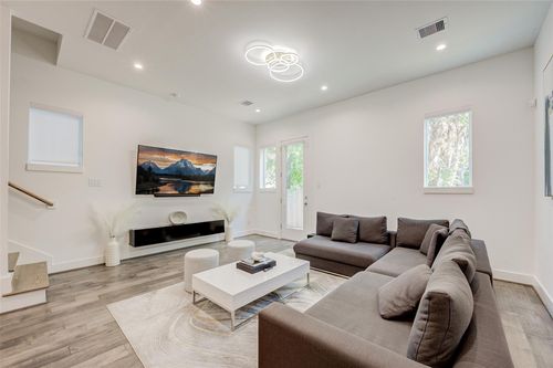 5839 Dolores St, Houston, TX, 77057-5601 | Card Image