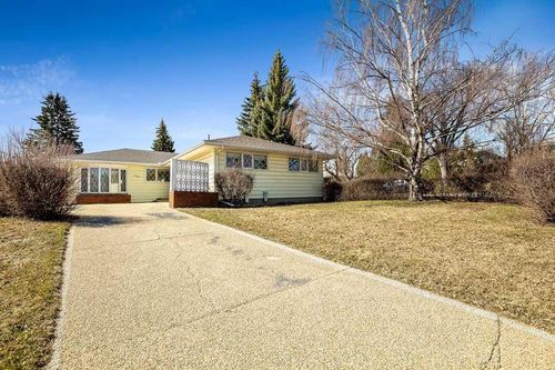 4115 Grosvenor Place Sw, Home with 3 bedrooms, 1 bathrooms and 3 parking in Calgary AB | Card Image