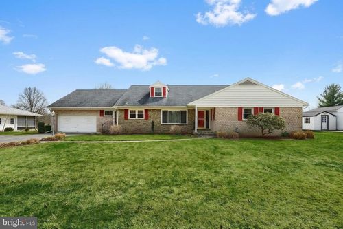 290 Country Club Ln, Gettysburg, PA, 17325-8436 | Card Image