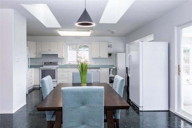 Corner pantry behind the door | Image 10
