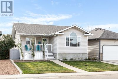 499 Vista Dr Se, House other with 3 bedrooms, 3 bathrooms and 4 parking in Medicine Hat AB | Image 1