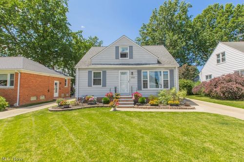 2322 Larchmont Dr, Wickliffe, OH, 44092-2440 | Card Image