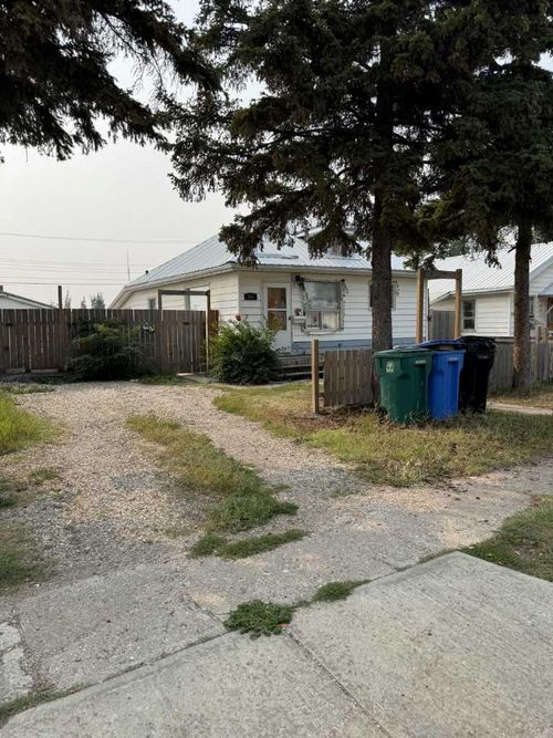 905 3 Ave, Beaverlodge, AB, T0H0C0 | Card Image