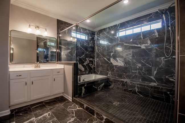 EXAMPLE>>>Beautiful Tile and Crown Molding! | Image 12