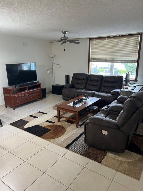 apt-205-1050 Se 15th St, Fort Lauderdale, FL, 33316-2134 | Card Image