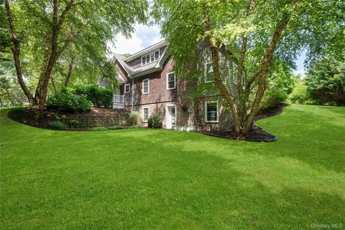 2 Hubbard St, Hampton Bays, NY, 11946-1427 | Card Image