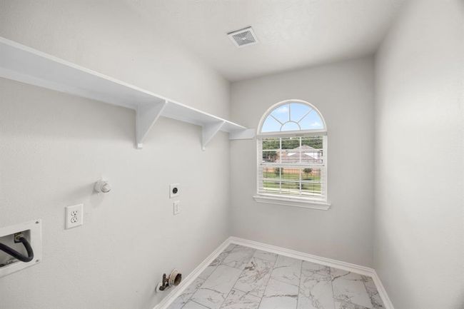 Bright and Spacious Utility Room with Natural Light | Image 37