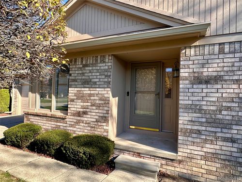 72-18980 Lauren Dr, Clinton Township, MI, 48038-2265 | Card Image