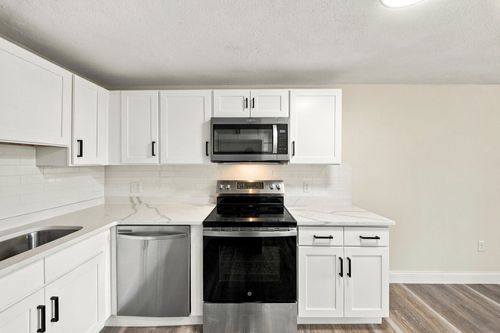 102 Elmwood Drive, Hudson, NH, 03051 | Card Image