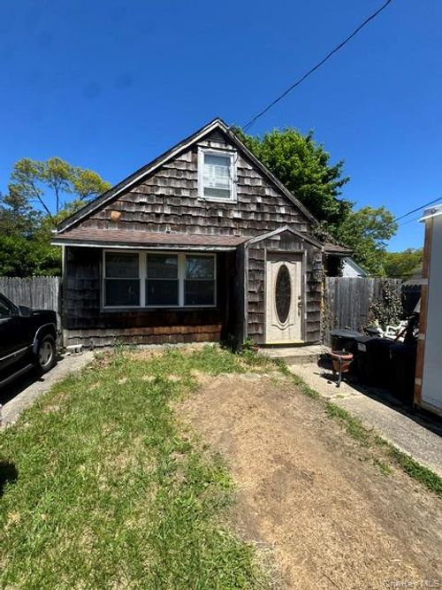 31 Yale St, Islip, NY, 11751-2121 | Card Image
