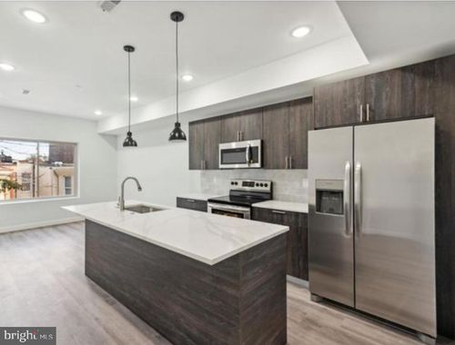 2453 N 6th St, Philadelphia, PA, 19133-2604 | Card Image