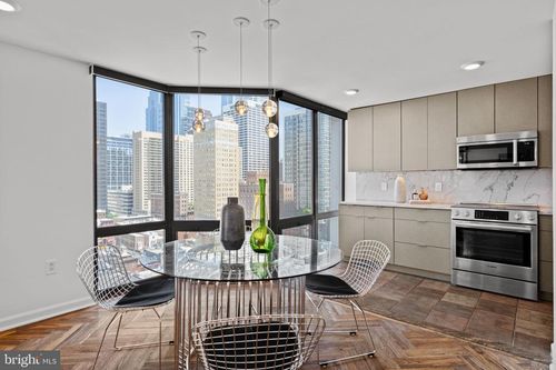 16gh-2018-32 Walnut St, PHILADELPHIA, PA, 19103 | Card Image