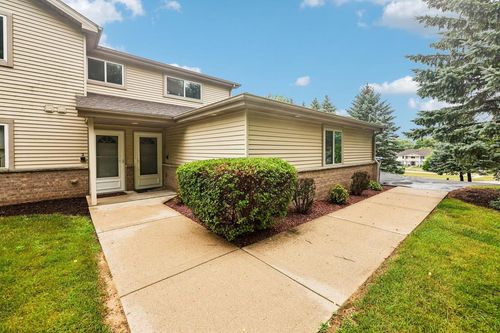 1-842 Evergreen Drive, Hartford, WI, 53027 | Card Image