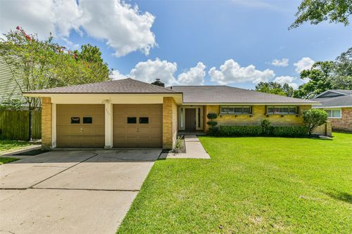 311 Stonehenge Ln, Friendswood, TX, 77546-3531 | Card Image