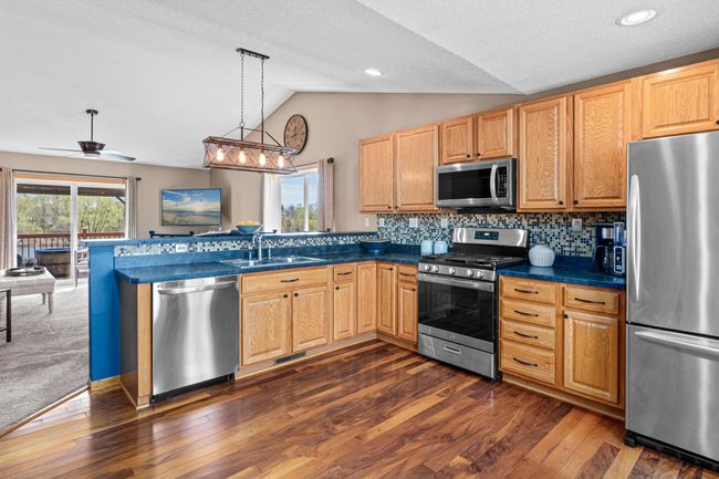 Stainless steel appliances & tile backsplash | Image 4