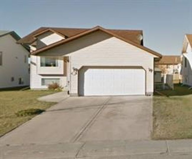 8854 104 Ave, House detached with 5 bedrooms, 2 bathrooms and 2 parking in Grande Prairie AB | Image 1