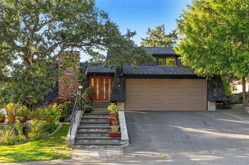 994 Landeen Pl, Saanich, BC, V8X3Z3 | Card Image