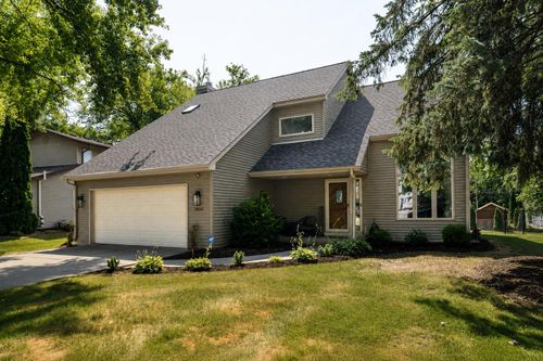 10541 W Pine Ridge Rd, Greenfield, WI, 53228-3236 | Card Image