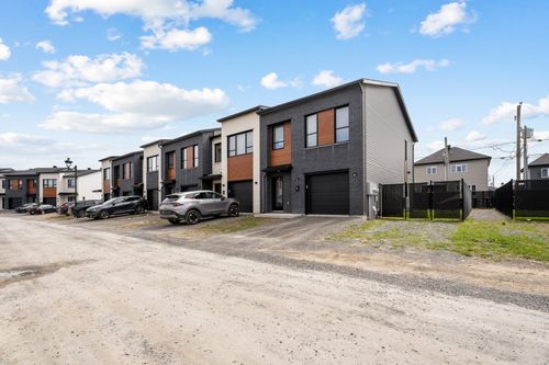 381 Rue Du Merlot, Sainte Marthe sur le Lac, QC, J0N1P0 | Card Image