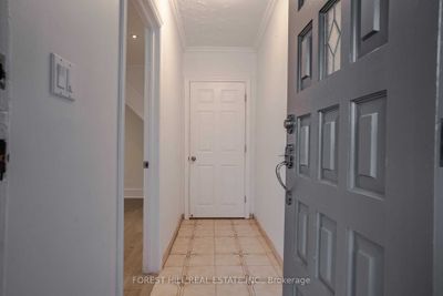 MAIN - 137 Earlscourt Ave, Home with 1 bedrooms, 1 bathrooms and 1 parking in Toronto ON | Image 2