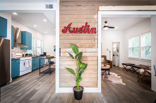 3405 Cedar St, Austin, TX, 78705-1476 | Card Image
