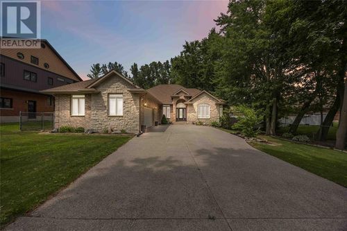 2056 Blackwell Rd, Sarnia, ON, N7T7H4 | Card Image