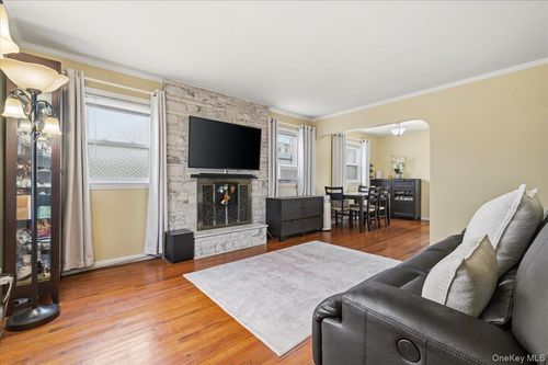 196 William St, Williston Park, NY, 11596-1039 | Card Image