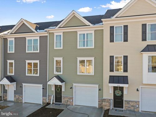 330 W 11th St, FRONT ROYAL, VA, 22630-2806 | Card Image