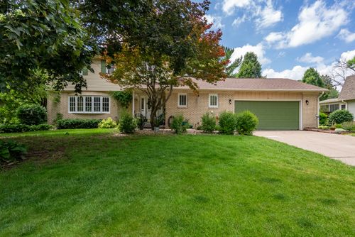 3726 Ridgewood Dr, Davenport, IA, 52807-1505 | Card Image