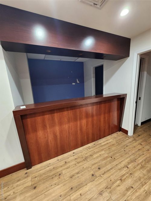 104-218 Northern Blvd, Great Neck, NY, 11021-4402 | Card Image