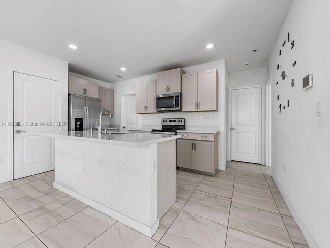 619 Ne 5 Th St, House other with 5 bedrooms, 3 bathrooms and null parking in Florida City FL | Image 11