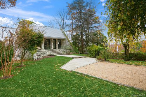 40 W View Dr, Oyster Bay, NY, 11771-2811 | Card Image