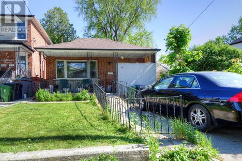 9 Wallington Ave, East York, ON, M4C2M7 | Card Image