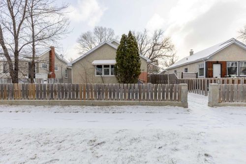 227 19 St N, Lethbridge, AB, T1H3J9 | Card Image