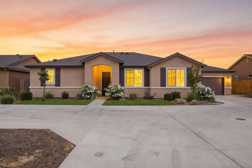 224 W Kimball Ave, Visalia, CA, 93277-6525 | Card Image