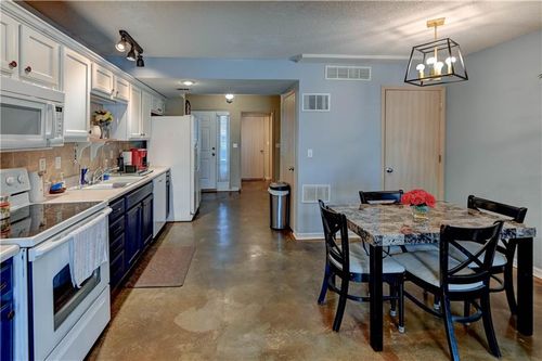 8112 N Lawn Ave, Kansas City, MO, 64119-1048 | Card Image