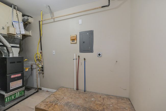 Laundry room off of kitchen | Image 12