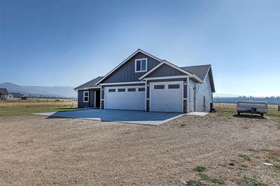 Garage with a mountain view | Image 2