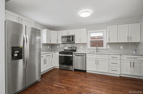 207 Saint Louis St, Ferndale, MI, 48220-2434 | Card Image