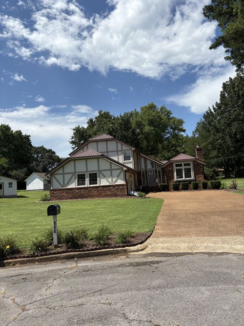 806 Sharon Cir, Lawrenceburg, TN, 38464-2923 | Card Image