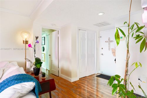 20e-11111 Biscayne Blvd, Miami, FL, 33181-3404 | Card Image