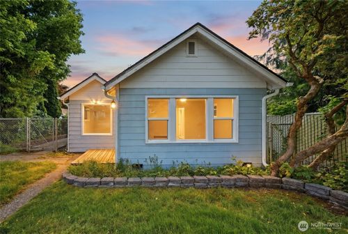 10330 Stone Avenue N, Seattle, WA, 98133 | Card Image