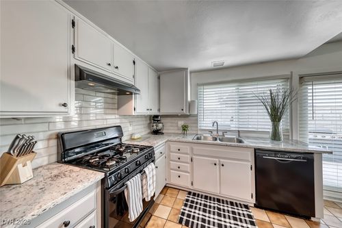 5270 Burnham Ave, Las Vegas, NV, 89119-2214 | Card Image