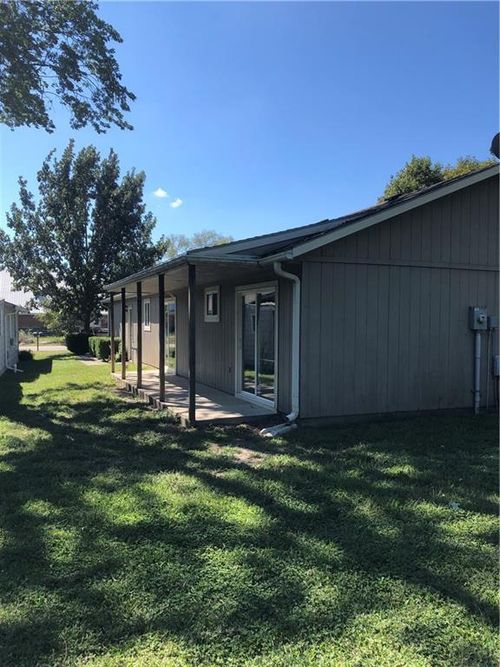 208 10th St, Oak Grove, MO, 64075-9331 | Card Image