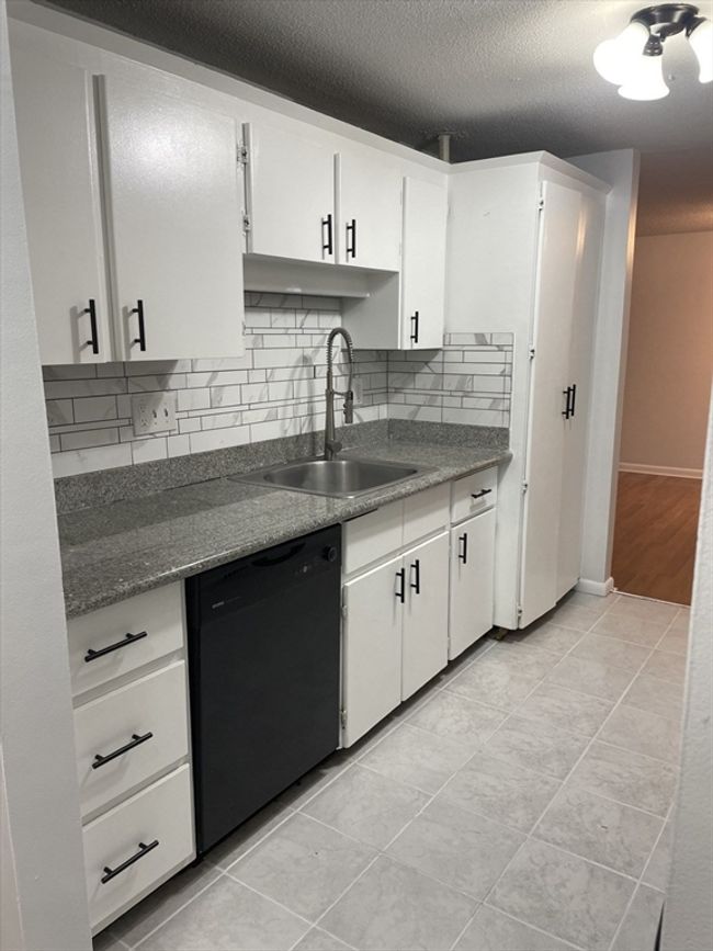 APT-18A - 200 Manning St, Condo with 2 bedrooms, 1 bathrooms and 2 parking in Hudson MA | Image 9